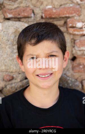 Porträt eines süßen, tollen Teenagers, der in die Kamera schaut Stockfoto