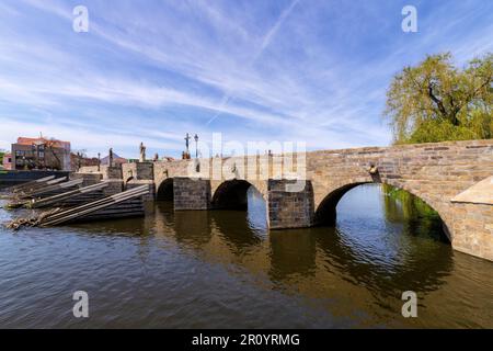 Historische Steinbrücke über den Fluss Otava in der mittelalterlichen Stadt Pisek (Südböhmen) - die älteste erhaltene frühgotische Brücke in der Tschechischen Republik. Stockfoto