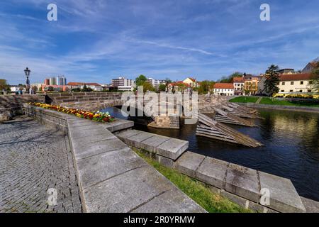 Historische Steinbrücke über den Fluss Otava in der mittelalterlichen Stadt Pisek (Südböhmen) - die älteste erhaltene frühgotische Brücke in der Tschechischen Republik. Stockfoto