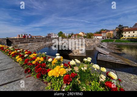 Historische Steinbrücke über den Fluss Otava in der mittelalterlichen Stadt Pisek (Südböhmen) - die älteste erhaltene frühgotische Brücke in der Tschechischen Republik. Stockfoto