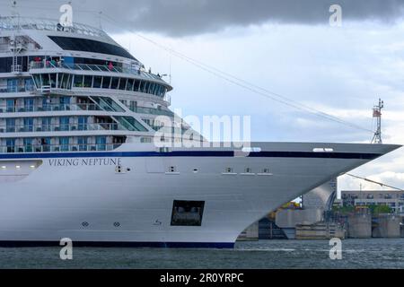 Woolwich London, Großbritannien. 10. Mai 2023. Der Kreuzfahrtschiff Viking Neptun verlässt London auf Rourte nach Dover in einem Hagelsturm und Donner. Kredit: Paul Chambers/Alamy Live News Stockfoto