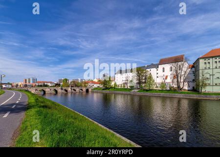 Historische Steinbrücke über den Fluss Otava in der mittelalterlichen Stadt Pisek (Südböhmen) - die älteste erhaltene frühgotische Brücke in der Tschechischen Republik. Stockfoto