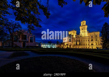 Nachtschloss Hluboka nad Vltavou - ein neogotisches Juwel in Südböhmen - das Schloss befindet sich in der Nähe der Stadt Ceske Budejovice (Budweis) - Tschechien Stockfoto