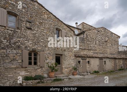 Blick auf ein typisches Haus in einem Dorf in der Provence Stockfoto