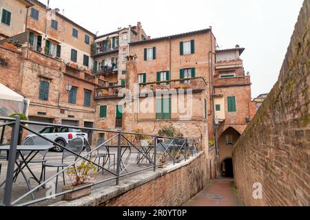 Siena, Italien - 7. April 2022: Allgemeine Architektur und Blick auf die Straße aus der historischen italienischen Stadt Siena in der Toskana. Stockfoto