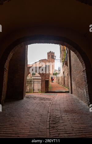 Siena, Italien - 7. April 2022: Allgemeine Architektur und Blick auf die Straße aus der historischen italienischen Stadt Siena in der Toskana. Stockfoto