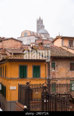 Siena, Italien - 7. April 2022: Allgemeine Architektur und Blick auf die Straße aus der historischen italienischen Stadt Siena in der Toskana. Stockfoto