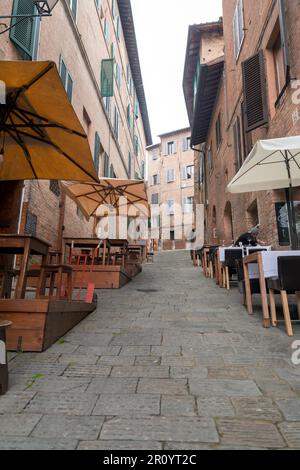 Siena, Italien - 7. April 2022: Allgemeine Architektur und Blick auf die Straße aus der historischen italienischen Stadt Siena in der Toskana. Stockfoto