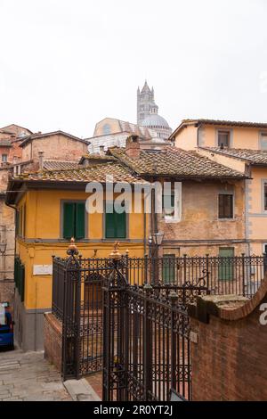 Siena, Italien - 7. April 2022: Allgemeine Architektur und Blick auf die Straße aus der historischen italienischen Stadt Siena in der Toskana. Stockfoto