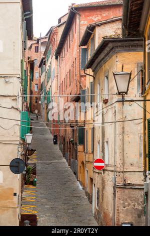 Siena, Italien - 7. April 2022: Allgemeine Architektur und Blick auf die Straße aus der historischen italienischen Stadt Siena in der Toskana. Stockfoto