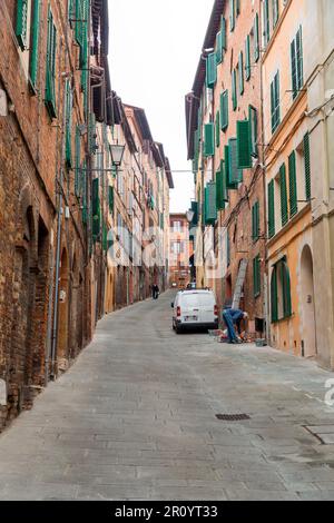 Siena, Italien - 7. April 2022: Allgemeine Architektur und Blick auf die Straße aus der historischen italienischen Stadt Siena in der Toskana. Stockfoto