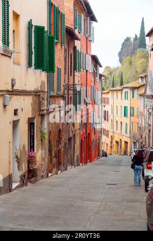 Siena, Italien - 7. April 2022: Allgemeine Architektur und Blick auf die Straße aus der historischen italienischen Stadt Siena in der Toskana. Stockfoto