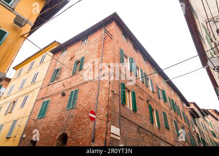 Siena, Italien - 7. April 2022: Allgemeine Architektur und Blick auf die Straße aus der historischen italienischen Stadt Siena in der Toskana. Stockfoto