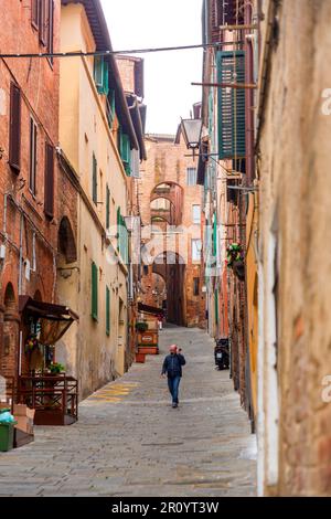 Siena, Italien - 7. April 2022: Allgemeine Architektur und Blick auf die Straße aus der historischen italienischen Stadt Siena in der Toskana. Stockfoto