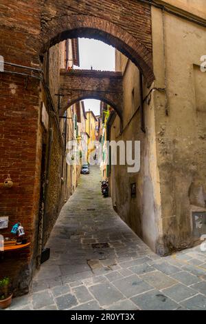 Siena, Italien - 7. April 2022: Allgemeine Architektur und Blick auf die Straße aus der historischen italienischen Stadt Siena in der Toskana. Stockfoto