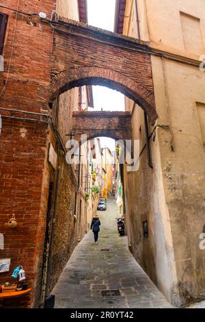 Siena, Italien - 7. April 2022: Allgemeine Architektur und Blick auf die Straße aus der historischen italienischen Stadt Siena in der Toskana. Stockfoto