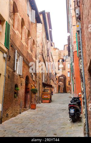 Siena, Italien - 7. April 2022: Allgemeine Architektur und Blick auf die Straße aus der historischen italienischen Stadt Siena in der Toskana. Stockfoto