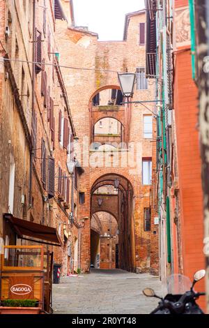 Siena, Italien - 7. April 2022: Allgemeine Architektur und Blick auf die Straße aus der historischen italienischen Stadt Siena in der Toskana. Stockfoto