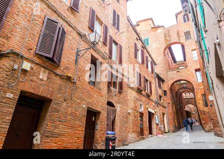 Siena, Italien - 7. April 2022: Allgemeine Architektur und Blick auf die Straße aus der historischen italienischen Stadt Siena in der Toskana. Stockfoto