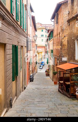 Siena, Italien - 7. April 2022: Allgemeine Architektur und Blick auf die Straße aus der historischen italienischen Stadt Siena in der Toskana. Stockfoto