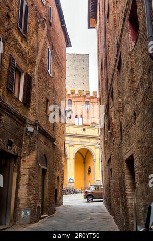 Siena, Italien - 7. April 2022: Allgemeine Architektur und Blick auf die Straße aus der historischen italienischen Stadt Siena in der Toskana. Stockfoto