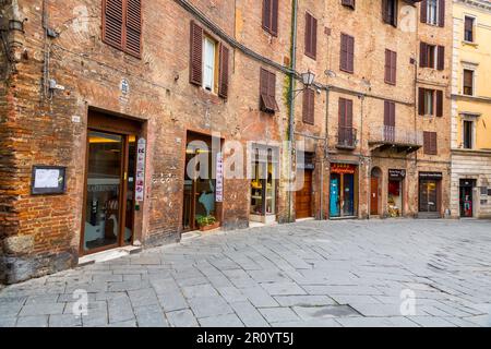 Siena, Italien - 7. April 2022: Allgemeine Architektur und Blick auf die Straße aus der historischen italienischen Stadt Siena in der Toskana. Stockfoto