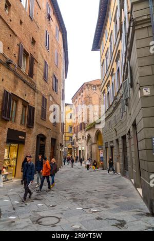 Siena, Italien - 7. April 2022: Allgemeine Architektur und Blick auf die Straße aus der historischen italienischen Stadt Siena in der Toskana. Stockfoto