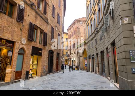 Siena, Italien - 7. April 2022: Allgemeine Architektur und Blick auf die Straße aus der historischen italienischen Stadt Siena in der Toskana. Stockfoto