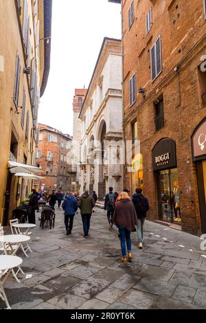 Siena, Italien - 7. April 2022: Allgemeine Architektur und Blick auf die Straße aus der historischen italienischen Stadt Siena in der Toskana. Stockfoto