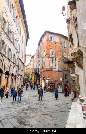 Siena, Italien - 7. April 2022: Allgemeine Architektur und Blick auf die Straße aus der historischen italienischen Stadt Siena in der Toskana. Stockfoto