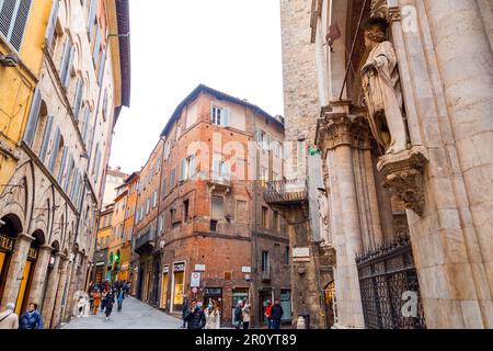 Siena, Italien - 7. April 2022: Allgemeine Architektur und Blick auf die Straße aus der historischen italienischen Stadt Siena in der Toskana. Stockfoto