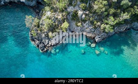 Ein Luftblick auf die Küste zwischen Kayakoy und Oludeniz in der Türkei Stockfoto