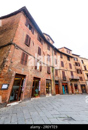 Siena, Italien - 7. April 2022: Allgemeine Architektur und Blick auf die Straße aus der historischen italienischen Stadt Siena in der Toskana. Stockfoto