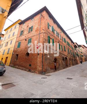 Siena, Italien - 7. April 2022: Allgemeine Architektur und Blick auf die Straße aus der historischen italienischen Stadt Siena in der Toskana. Stockfoto