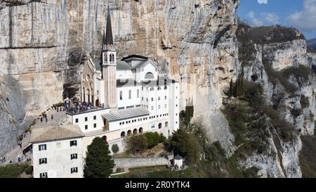 Madonna della Corona in der italienischen Gemeinde Ferrara di Monte Baldo in der Provinz Verona in Venetien. Stockfoto