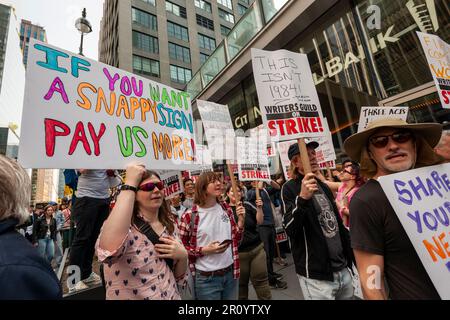 Mitglieder der Writers Guild of America East und andere Gewerkschaftsanhänger klettern am Mittwoch, den 10. Mai 2023, vor den HBO/Amazon-Büros im Viertel Hudson Yards in New York. Die Autoren wünschen sich einen größeren Anteil am Streamingumsatz sowie obligatorische Personalausstattung und Beschäftigungsdauer. Der letzte Streik im November 2007 dauerte 100 Tage. (© Richard B. Levine) Stockfoto