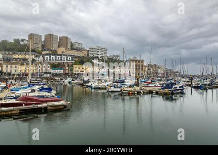 Torquay Harbour und Marina an einem Regentag. Stockfoto