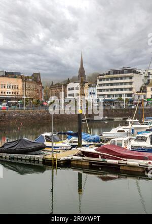 Torquay Harbour und Marina an einem Regentag. Stockfoto