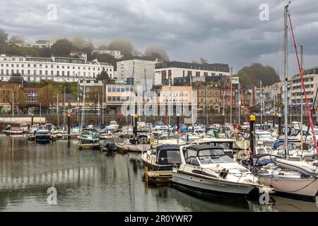 Torquay Harbour und Marina an einem Regentag. Stockfoto