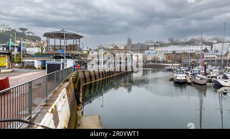 Torquay Harbour und Marina an einem Regentag. Stockfoto