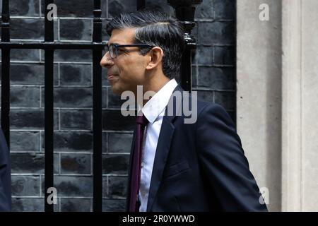 London, Großbritannien. 10. Mai 2023. Premierminister Rishi Sunak verlässt die Downing Street 10, damit das Parlament die Fragen des Premierministers in London beantworten kann. Kredit: SOPA Images Limited/Alamy Live News Stockfoto