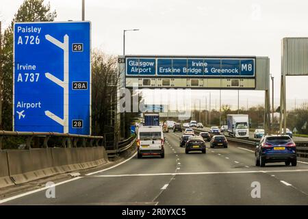 Abfahrt 28 der Autobahn M8, Abfahrt zum Flughafen Glasgow. Stockfoto