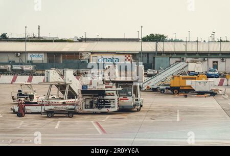 Neapel, Italien - 24.06.2022: Zusatzausrüstung am Flughafen Capodichino. Stockfoto