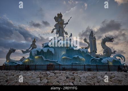 Statue von Varuna (der Gott des Himmels, des Wassers und des Ozeans) in Pantai Jerman (deutscher Strand) in Kuta, Bali Indonesien bei Sonnenuntergang Stockfoto