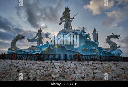 Statue von Varuna (der Gott des Himmels, des Wassers und des Ozeans) in Pantai Jerman (deutscher Strand) in Kuta, Bali Indonesien bei Sonnenuntergang Stockfoto