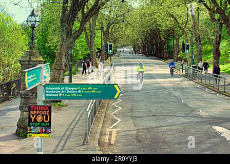 Glasgow, Schottland, Vereinigtes Königreich, 10. Mai 2023. UK Weather: Bei Sonnenschein im Stadtzentrum gingen die Einheimischen auf die Straßen, um das Stadtleben zu genießen. Kelvin Way wurde von Radfahrern bevorzugt. Credit Gerard Ferry/Alamy Live News Stockfoto