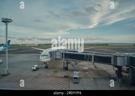 Bali International Airport auch bekannt als Bali Ngurah Rai International Airport oder Denpasar Airport. Tageslichtaufnahme der Landebahn mit Flugzeugen Stockfoto