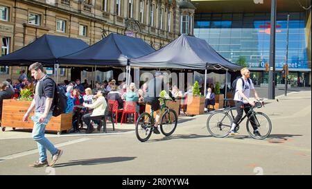 Glasgow, Schottland, Vereinigtes Königreich, 10. Mai 2023. UK Weather: Bei Sonnenschein im Stadtzentrum gingen die Einheimischen auf die Straßen, um das Stadtleben zu genießen. George Square ist der Hotspot für Besucher der Stadt. Credit Gerard Ferry/Alamy Live News Stockfoto