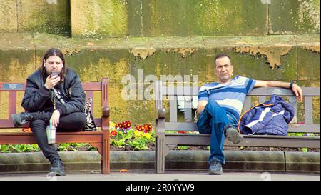 Glasgow, Schottland, Vereinigtes Königreich, 10. Mai 2023. UK Weather: Bei Sonnenschein im Stadtzentrum gingen die Einheimischen auf die Straßen, um das Stadtleben zu genießen. George Square ist der Hotspot für Besucher der Stadt. Credit Gerard Ferry/Alamy Live News Stockfoto