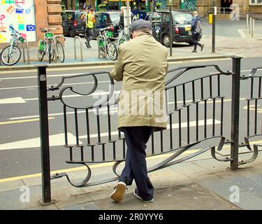 Glasgow, Schottland, Vereinigtes Königreich, 10. Mai 2023. UK Weather: Bei Sonnenschein im Stadtzentrum gingen die Einheimischen auf die Straßen, um das Stadtleben zu genießen. Der Hauptbahnhof war voll mit Reisenden. Credit Gerard Ferry/Alamy Live News Stockfoto
